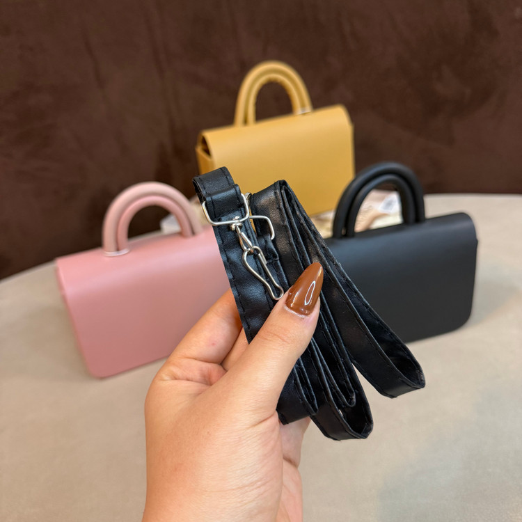 کیف دستی دخترانه پاسپورتی دسته دار مینیمال