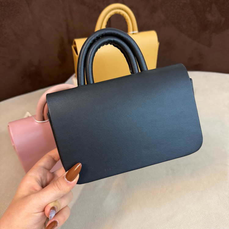 کیف دستی دخترانه پاسپورتی دسته دار مینیمال