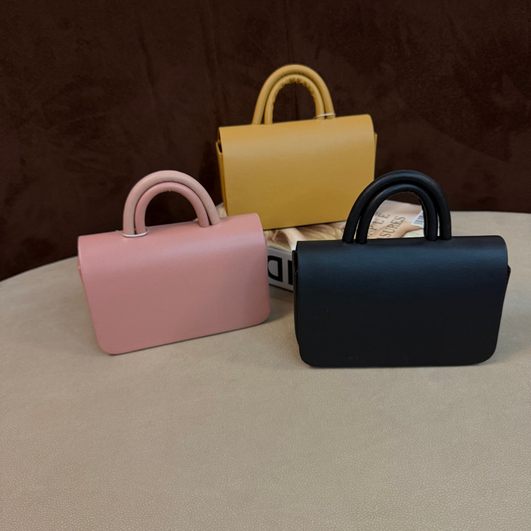 کیف دستی دخترانه پاسپورتی دسته دار مینیمال